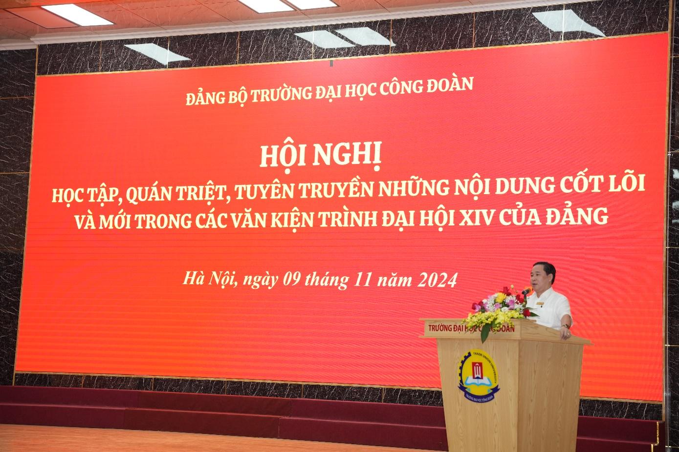 Ảnh có chứa văn bản, thuyết trình, người, Bục

Mô tả được tạo tự động