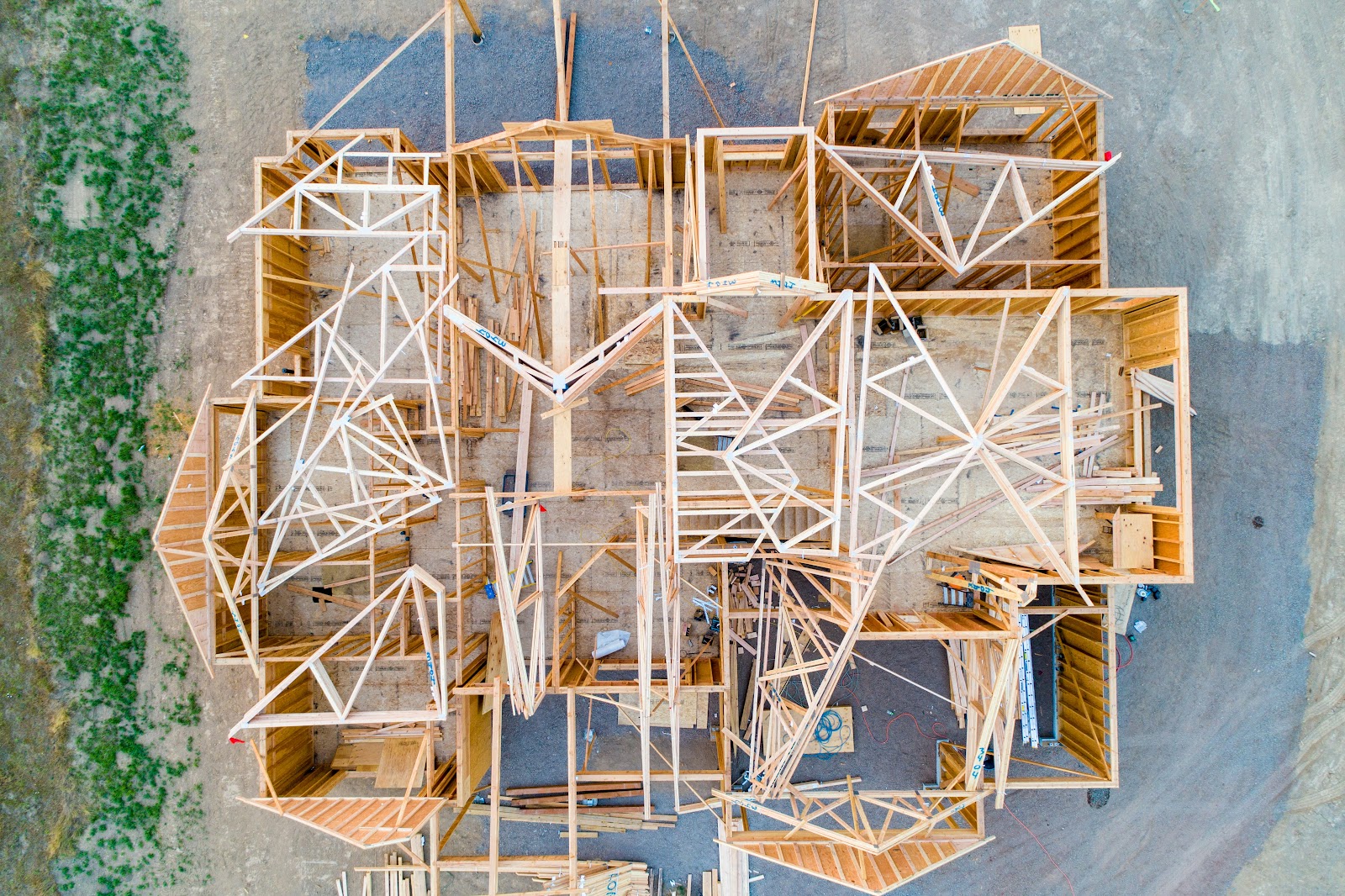 A modern scaffolding system with digital enhancements