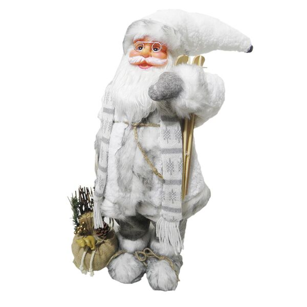 Boneco de Papai Noel vestido de branco, segurando esquis e um saco com decoração natalina.