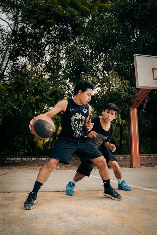 Zwei Spieler im Eins-gegen-Eins auf dem Basketballplatz