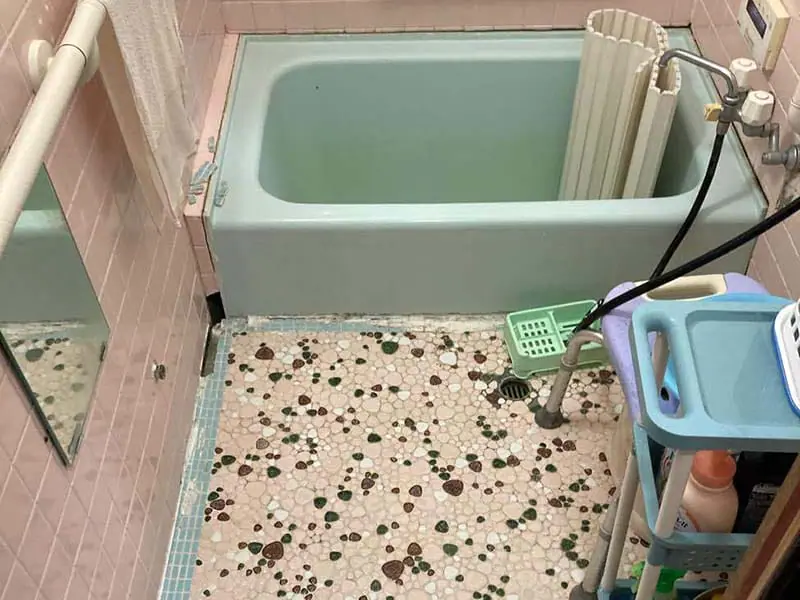 リフォーム前は一部の床タイルが破損していた