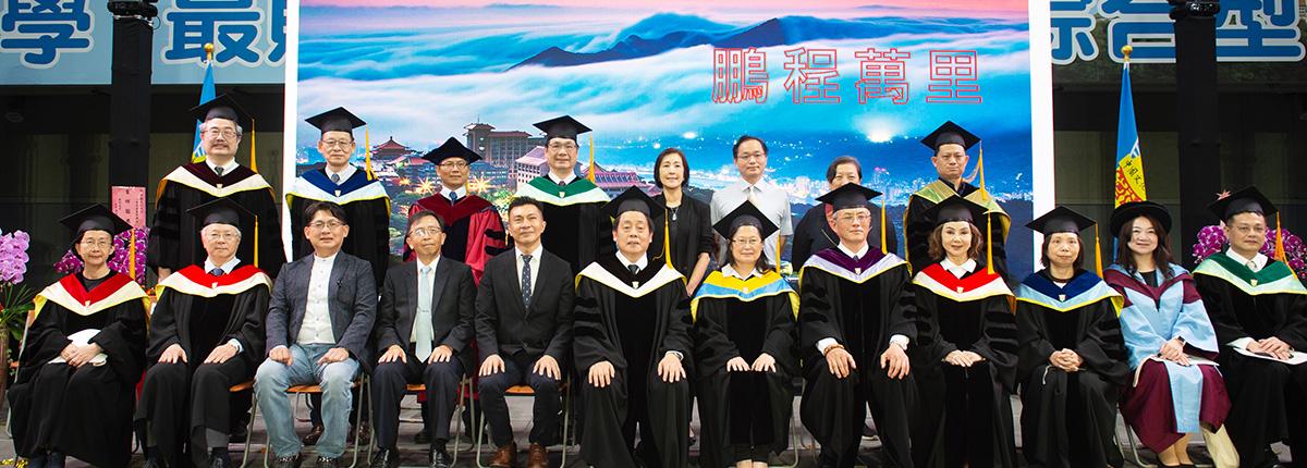 一張含有 學位服, 人員, 畢業, 服裝 的圖片AI 產生的內容可能不正確。