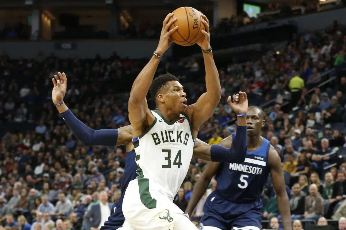 NBA player, Giannis Antentekounmpo, gathering for a dunk