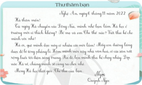 BÀI ĐỌC 2: HƯƠNG LÀNGĐỌC HIỂUCâu 1: Mỗi khi đi trong làng, tác giả cảm nhận được điều gì?Giải nhanh:Những làn hương mộc mạc, chân chất, quen thuộc của đất quê: hương thơm của hoa thiên lí, hoa cau, hoa ngâu,…Câu 2:  Tìm những từ ngữ trong bài đọc tả hương thơm của hoa, lá.Giải nhanh:Hoa thiên lí thoảng nhẹ, hoa cau thơm lạ lùng, hoa ngâu thơm nồng nànCâu 3: Ngày mùa, làng quê tác giả còn có hương thơm đặc biệt nào?Giải nhanh: Đó là hương cốm, hương lúa, hương rơm rạ.Câu 4: Theo em, vì sao bài đọc có tên là Hương làng?Giải nhanh: Vì trong bài, tác giả tập trung miêu tả những mùi hương mộc mạc, gắn liên với miền quê, nơi tác giả sinh ra và lớn lên. LUYỆN TẬPCâu 1: Đọc câu sau và hoàn chỉnh bảng so sánh ở bên dưới:Giải nhanh:Hoạt động 1Từ so sánhHoạt động 2Hít thở những mùi thơm ấy giống như thuở nhỏ hít hà hương thơm từ nồi cơm gạo mới mẹ bắc ra.Câu 2: Tìm những hoạt động được so sánh với nhau trong mỗi câu văn, câu thơ sau:Giải nhanh:a) Hoạt động lượn lờ đờ của những con bướm được so sánh với hoạt động trôi trong nắng.b) Hoạt động chạy của những chú gà được so sánh với hoạt động lăn trên sân, trên cỏ.c) Hoạt động chồm lên hụp xuống của con thuyền được so sánh với hành động đùa giỡn.BÀI VIẾT 2: THƯ THĂM BẠN