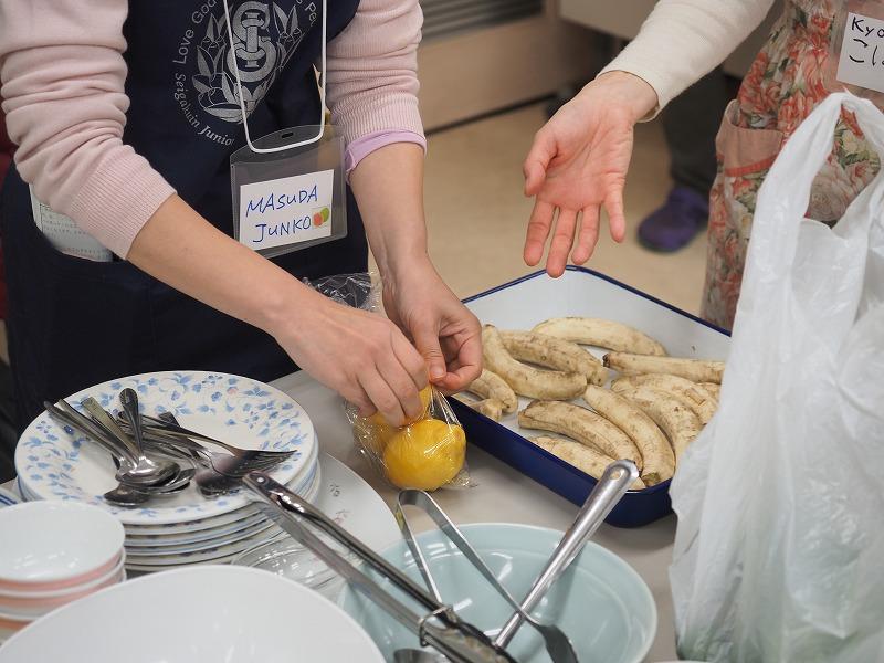 人, 室内, 食べ物, 皿 が含まれている画像

自動的に生成された説明