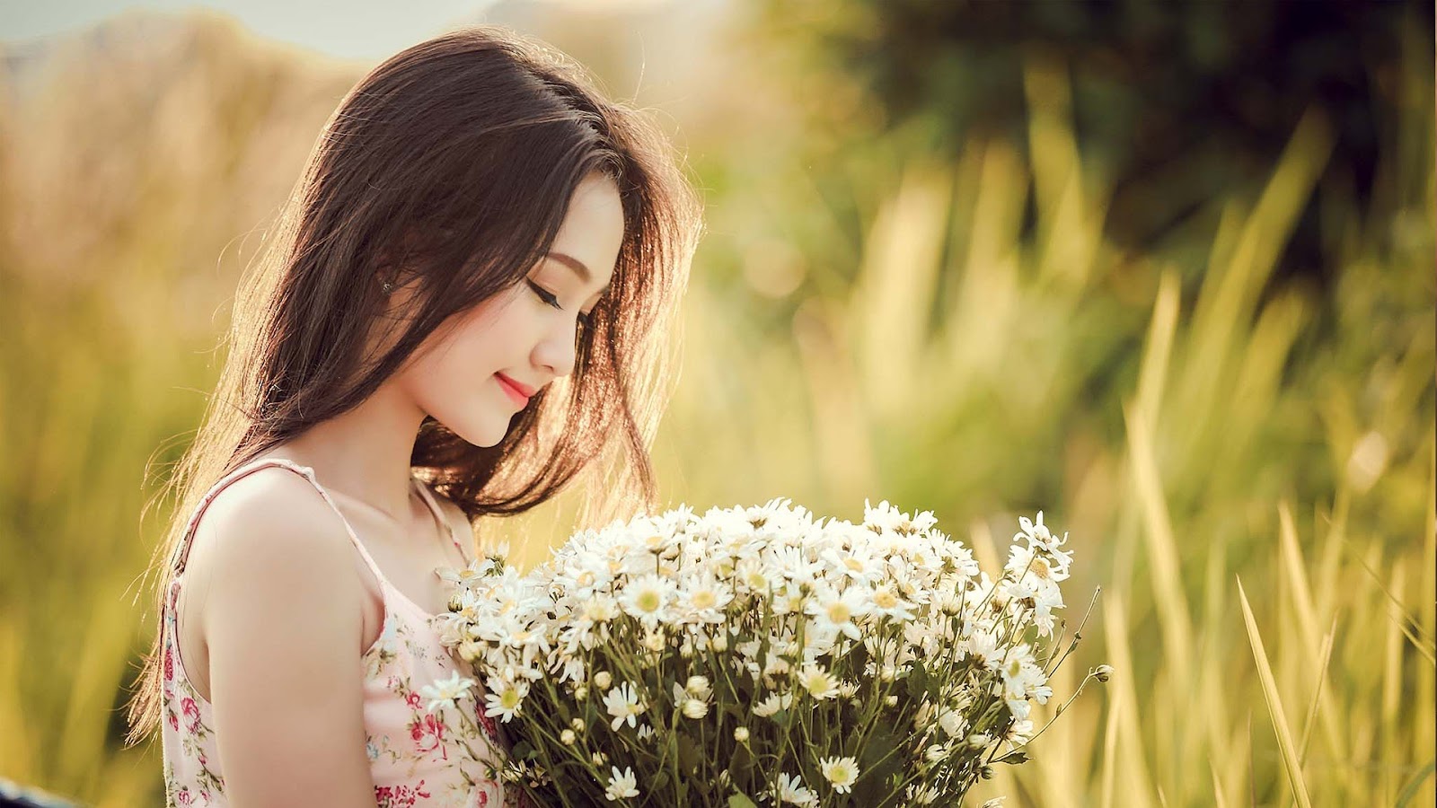 花束　女性　草原