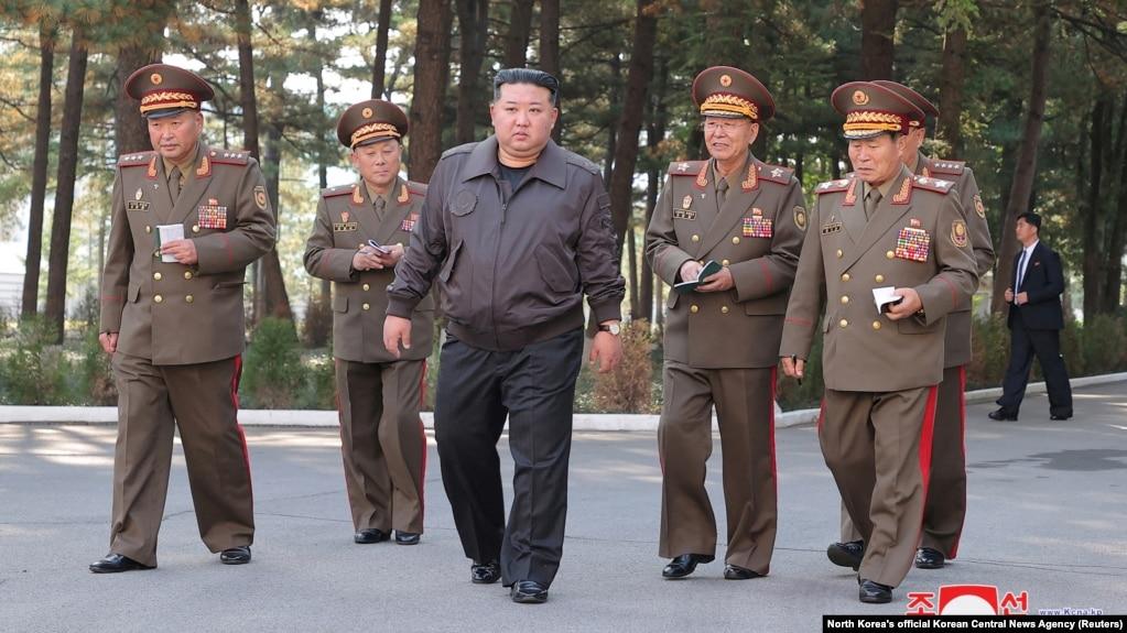 朝鲜领导人金正恩视察陆军第二军团司令部。（2024年10月17日）