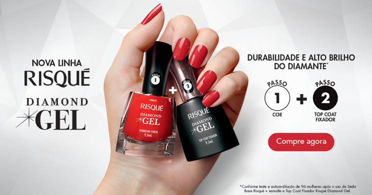 Mão com unhas vermelhas segurando dois esmaltes em gel da linha Risqué Diamond Gel, , com fundo claro e texto informando a novidade e benefícios do produto. 