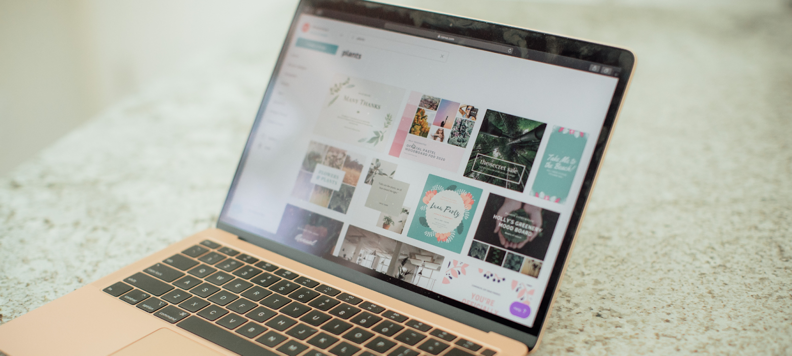لابتوب بخلفية Canva