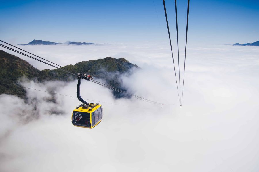 You can choose the Fansipan cable car to reach the top of the mountain. 