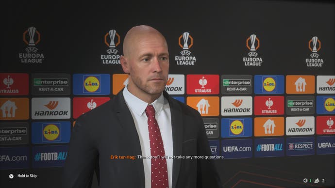 Tangkapan layar EA Sports FC 25 yang memperlihatkan konferensi pers Erik Ten Hag