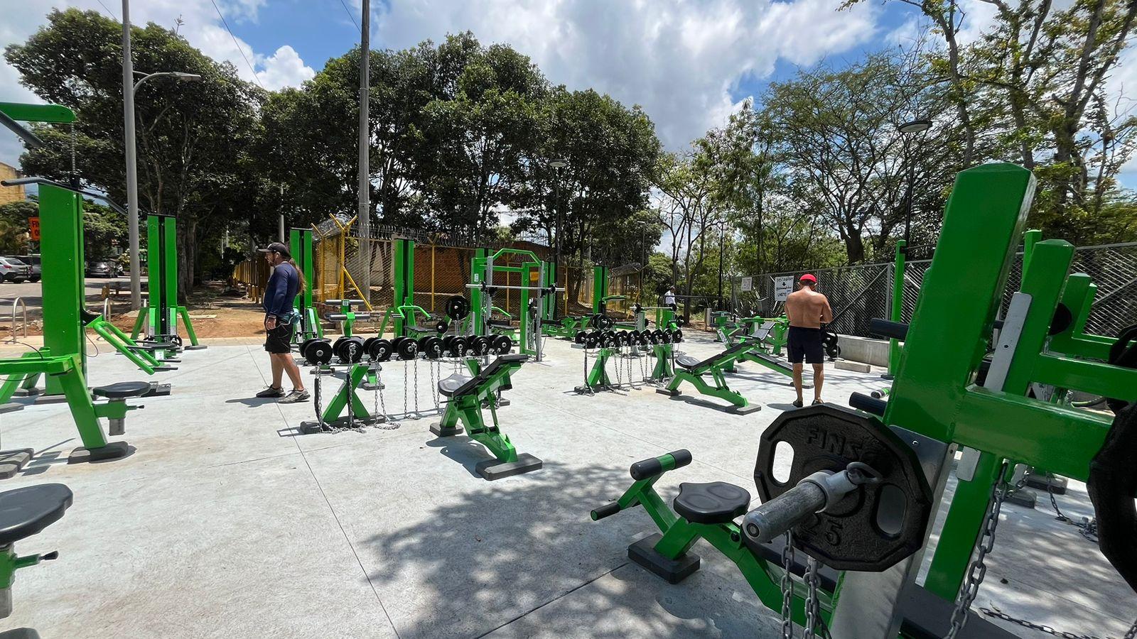 Nuevo gimnasio de alto rendimiento al aire libre y gratuito