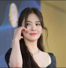 This contains an image of Song Hye Kyo