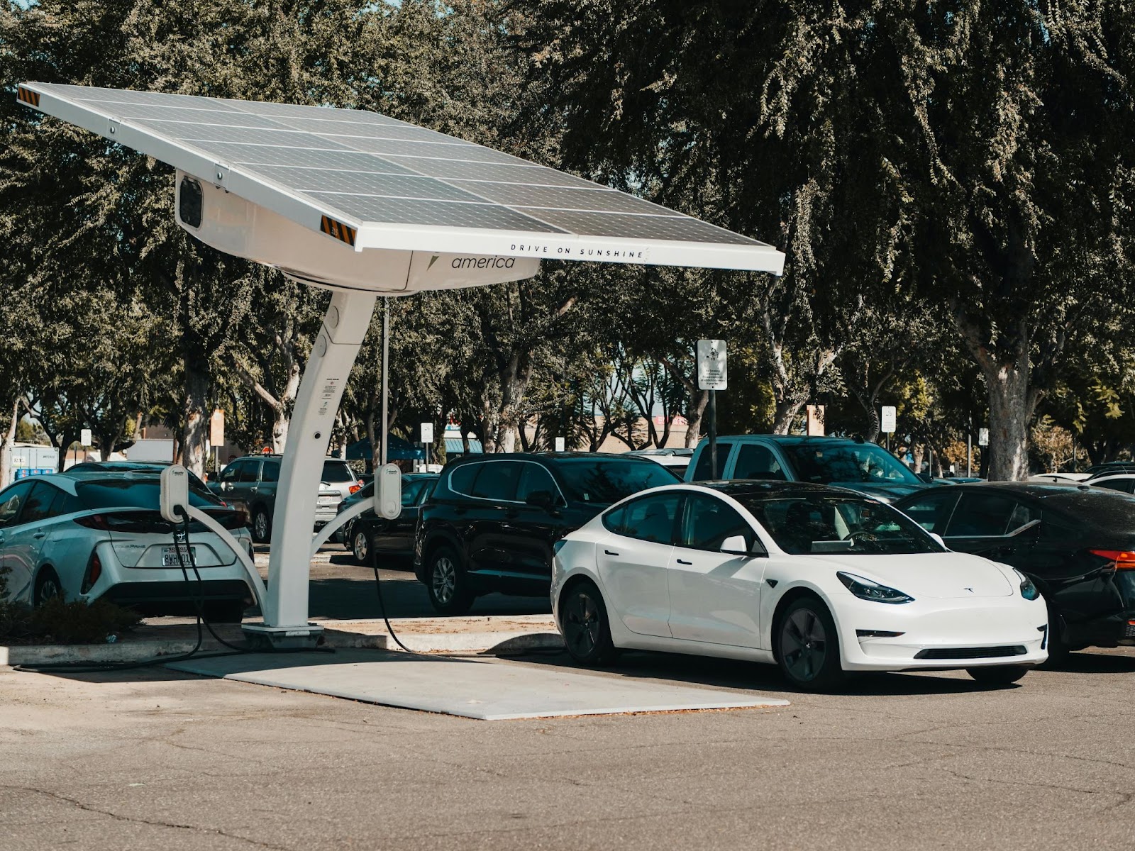 can solar panels charge an electric car