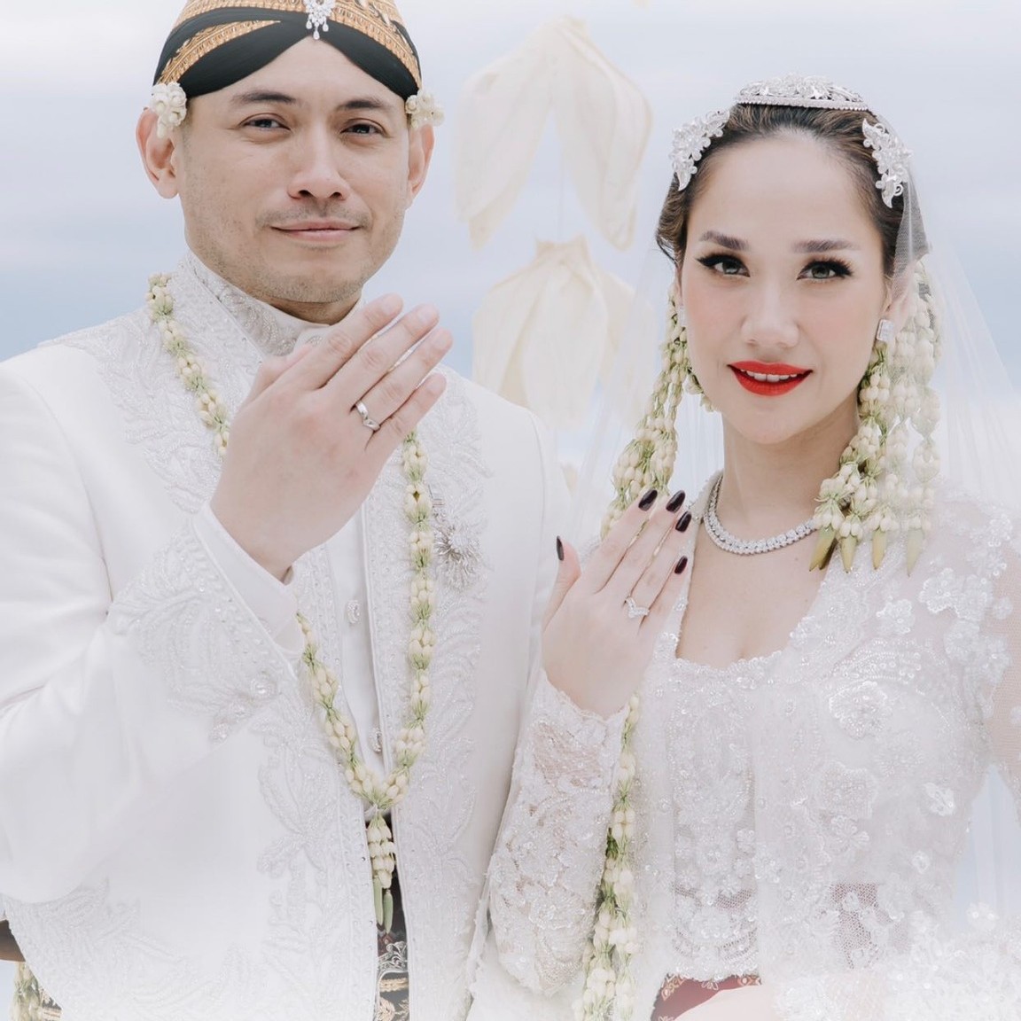 Cincin Nikah Custom yang Dipakai BCL dan Tiko