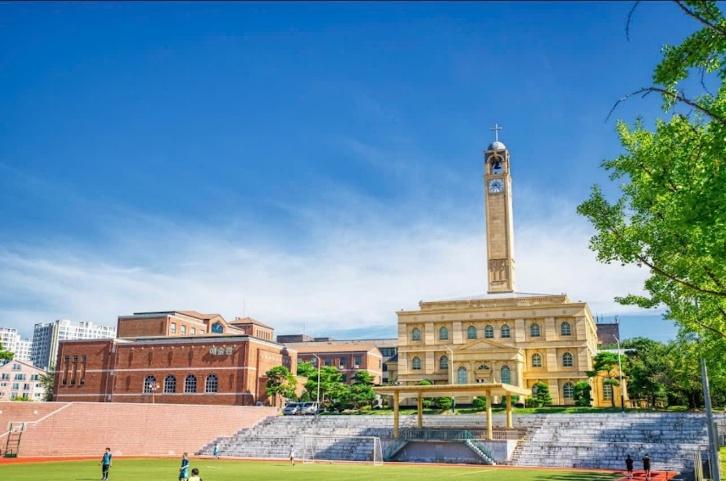 A building with a clock tower

AI-generated content may be incorrect.