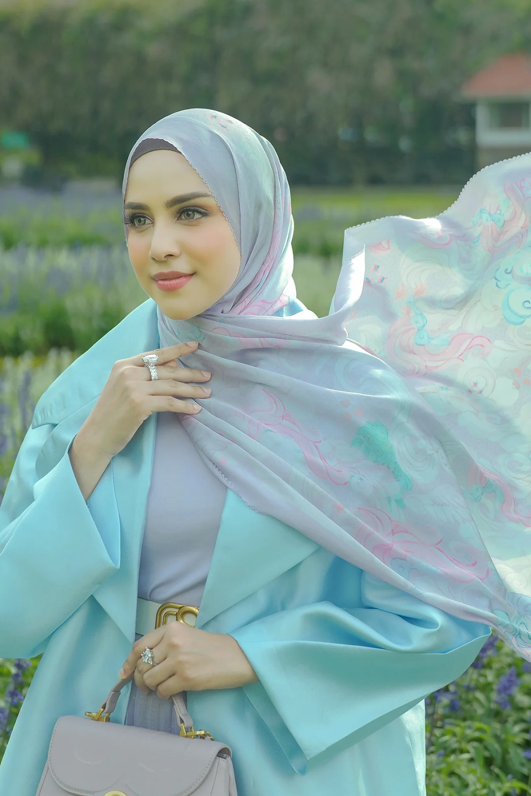 jilbab ungu dan baju biru