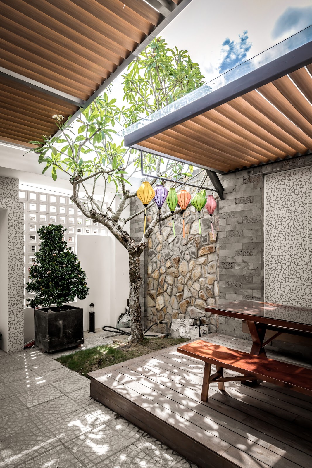 Nhà 3 tầng hiện đại kiểu mở giải quyết tốt bài toán chống nắng hướng chính tây