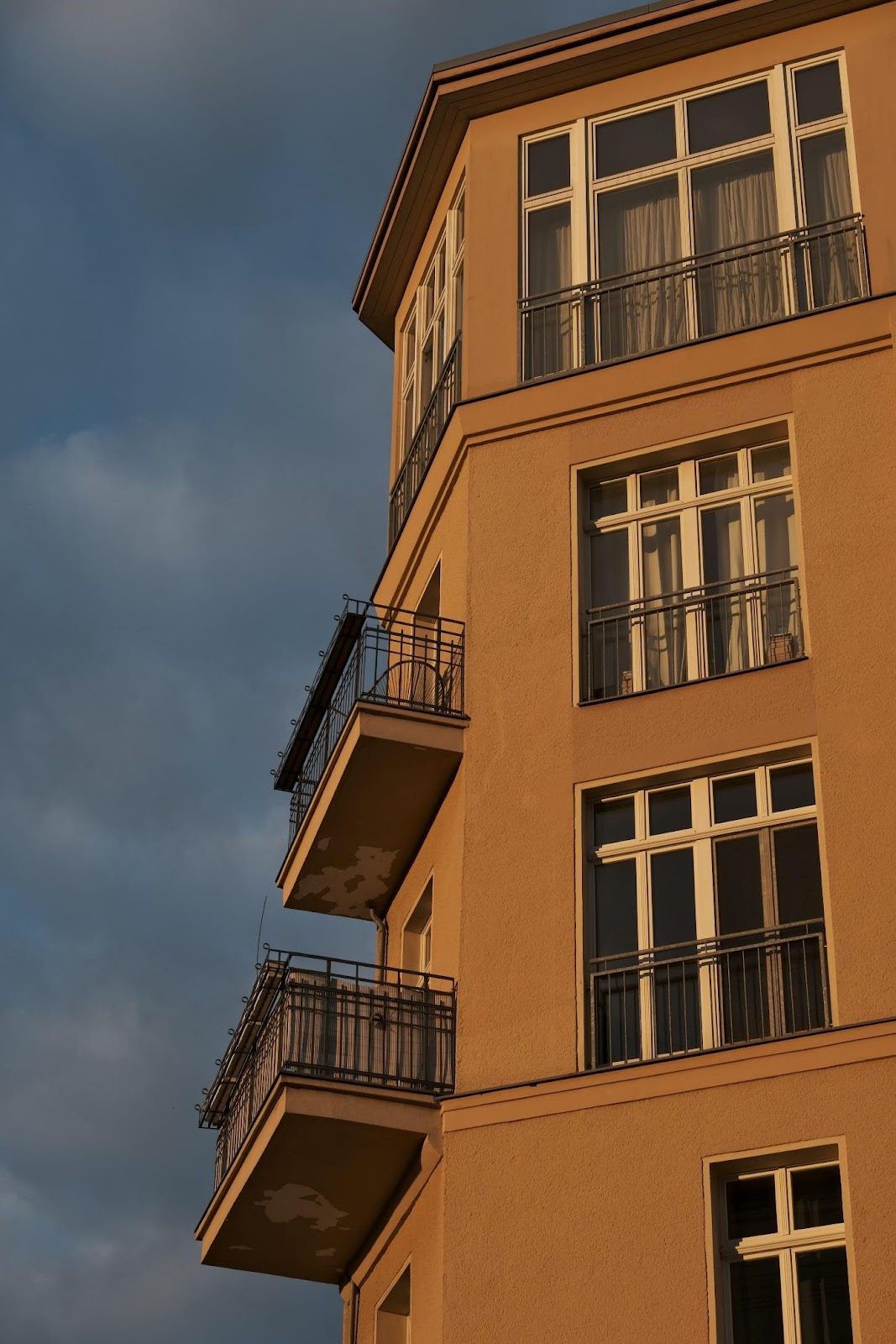 A tall building with balconies and balconies on the balconies