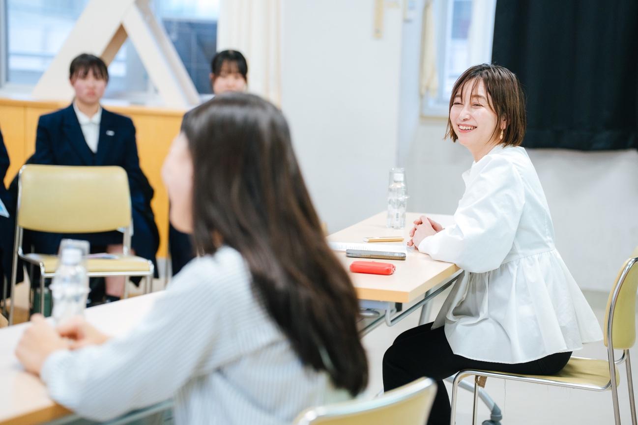 テーブルについている人たち

AI によって生成されたコンテンツは間違っている可能性があります。