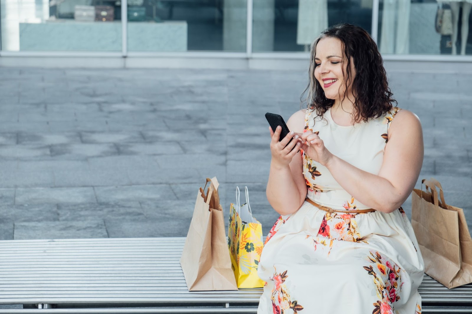 
Chatbots de IA para vendas, suporte e compras com chatbots de comércio eletrônico. Retrato ao ar livre de uma jovem mulher