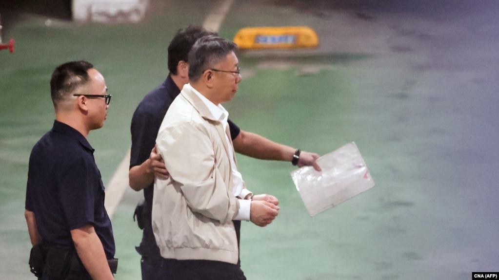 资料照:台湾民众党主席、前台北市长柯文哲因涉贪腐案2024年9月5日再度被警方羁押前往一辆开往拘押中心的警车。