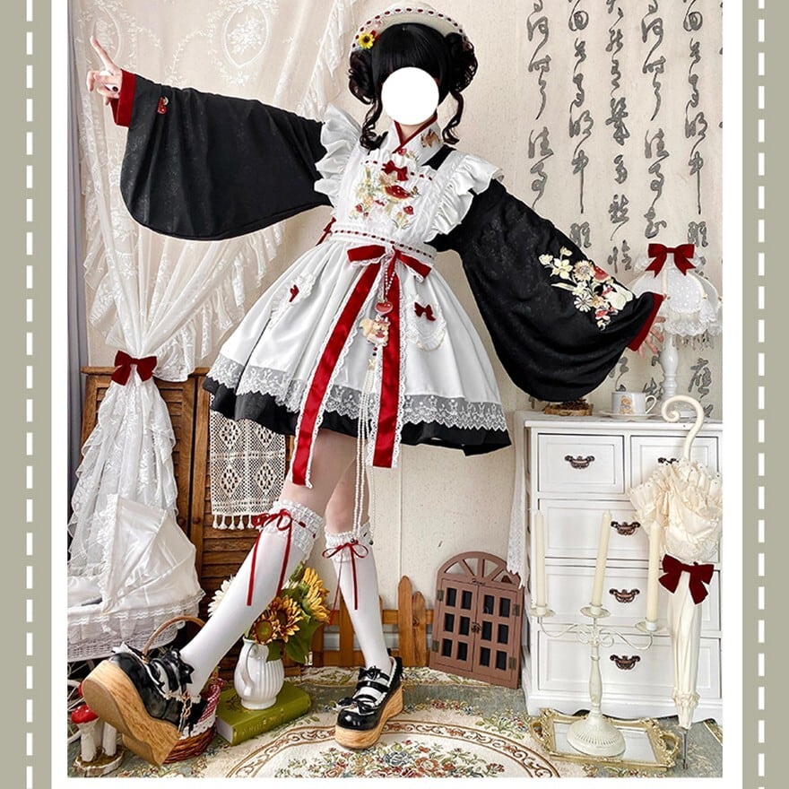 着物のデザインを取り入れた和風メイド服の画像
