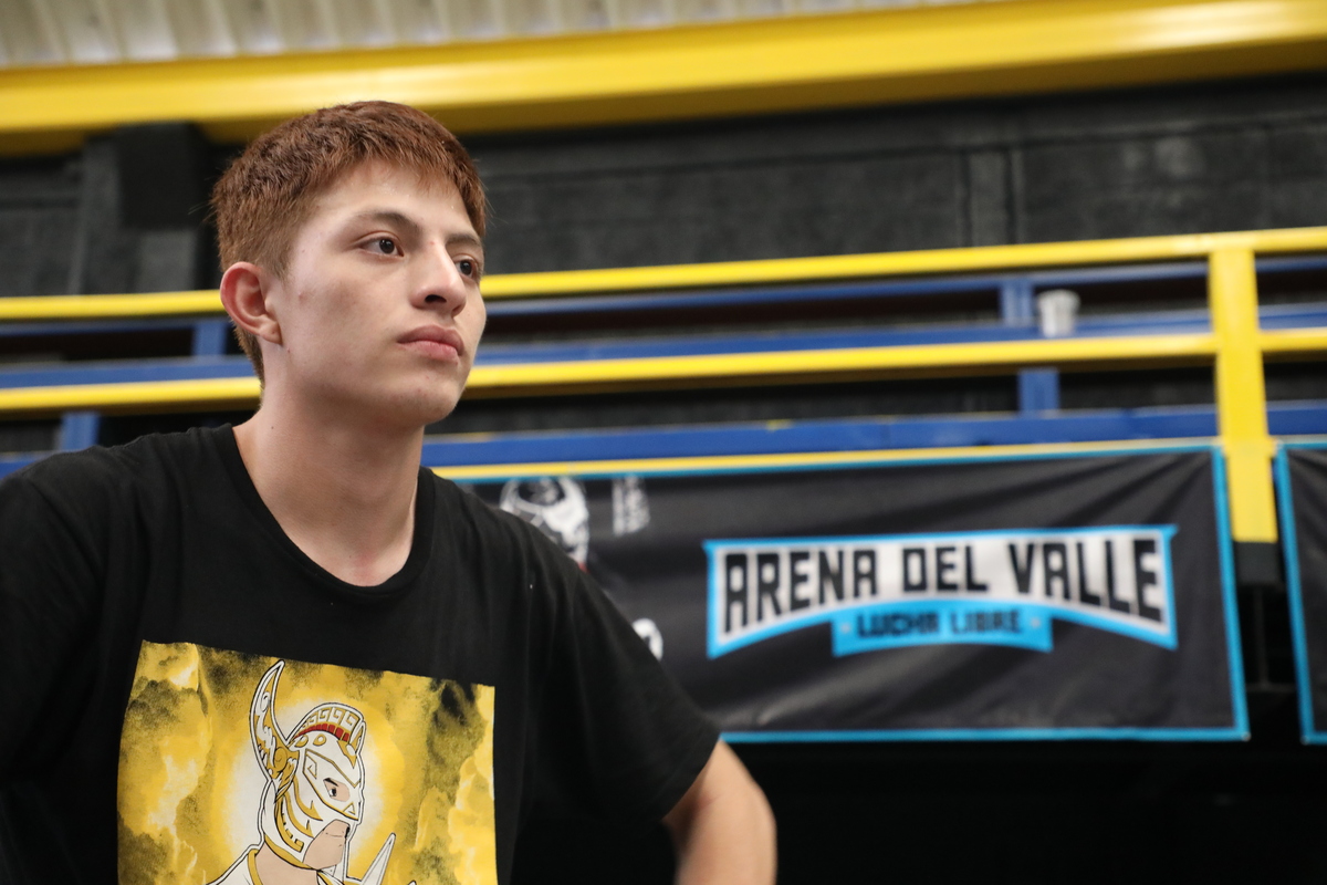 Demian es un joven que entrena lucha libre en Ecatepec, en la arena del valle, escuela de Penta Zero Miedo