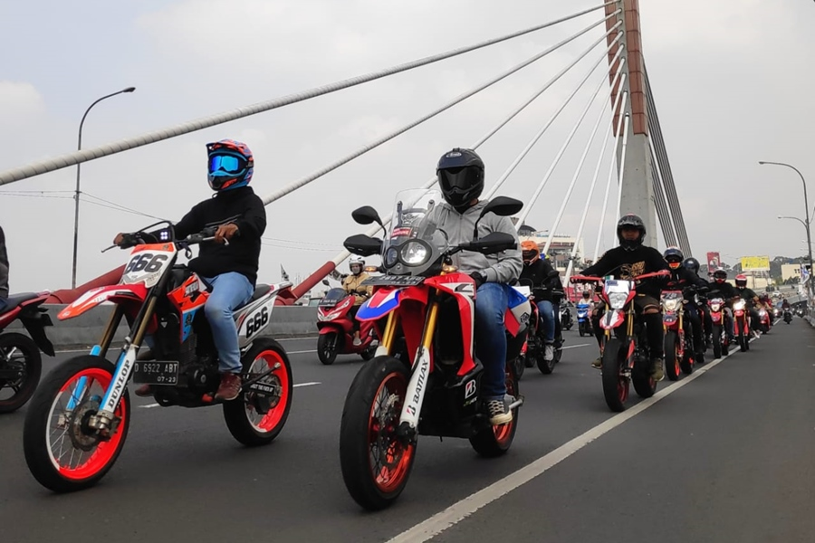 komunitas Supermoto melakukan touring antar kota