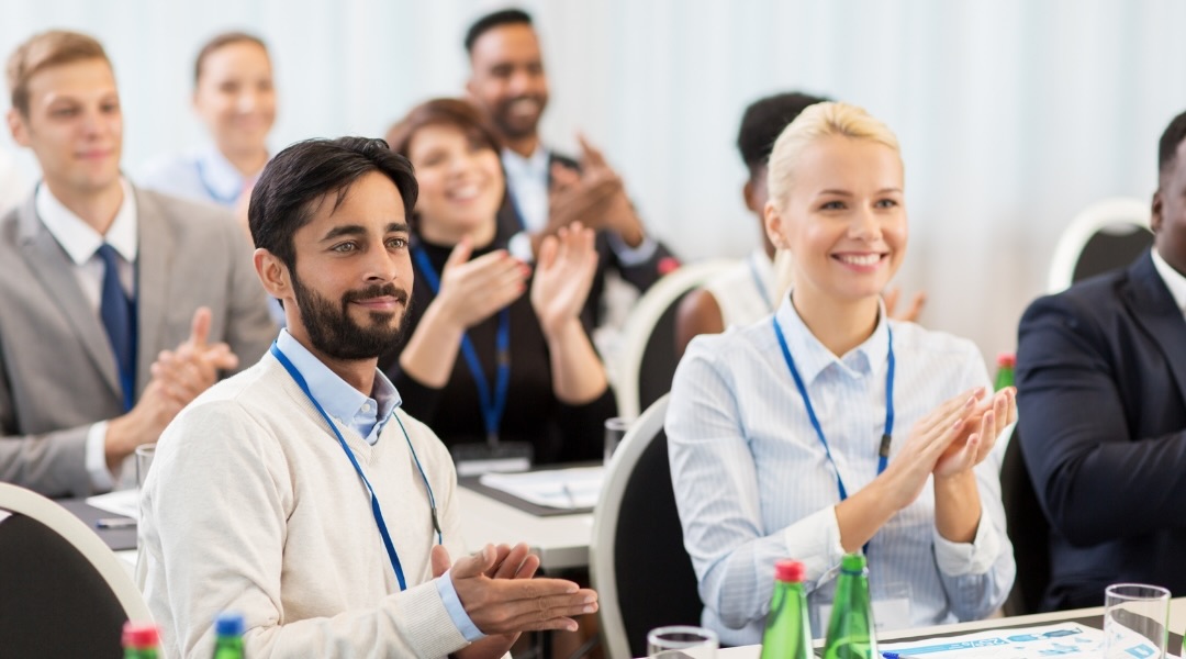 People applauding at a nutrition conference organised by a dietitian nutritionist in Toronto Markham.