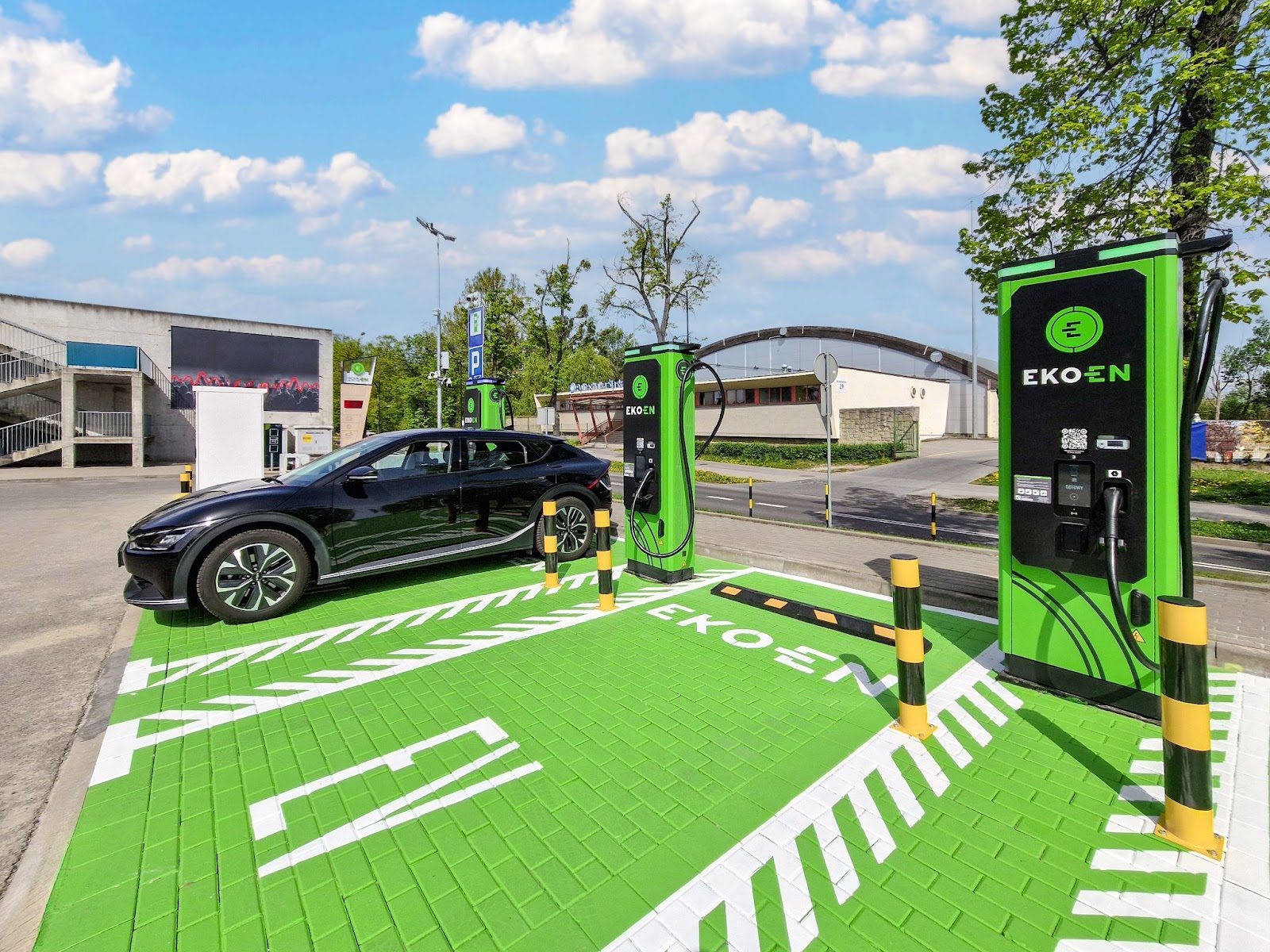 Parken an einer Ekoenergetyka SAT 600 Hochleistungs-Ladestation