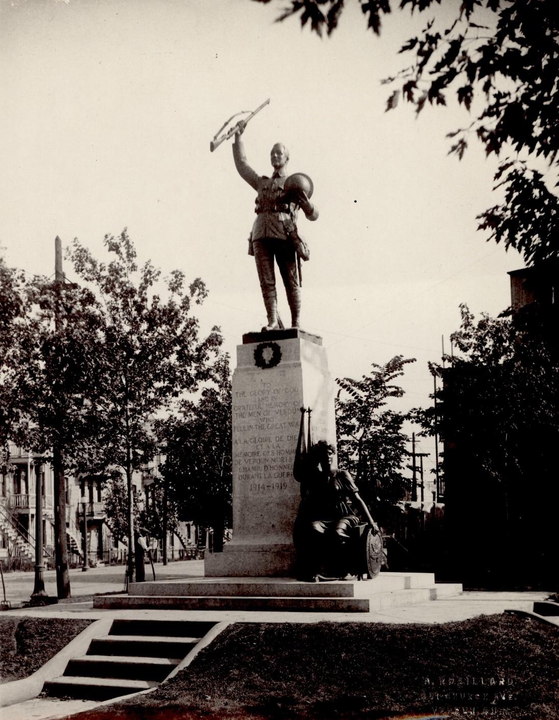 Une image contenant plein air, ciel, sculpture, monument

Le contenu généré par l’IA peut être incorrect.