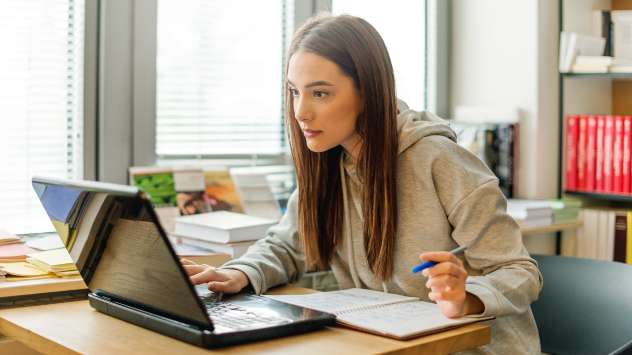 Estudiar online, tu opción para obtener un título