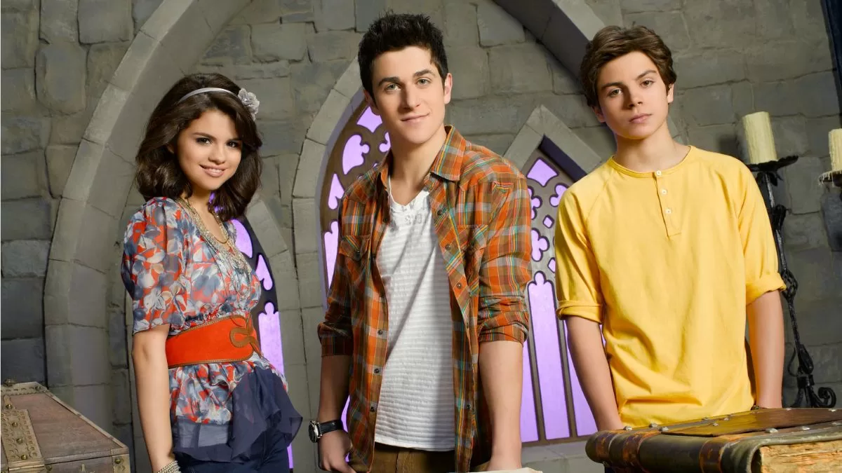 Personajes de 'Los Hechiceros de Waverly Place' posando en un castillo: Selena Gomez como Alex Russo, David Henrie como Justin Russo y Jake T. Austin como Max Russo.