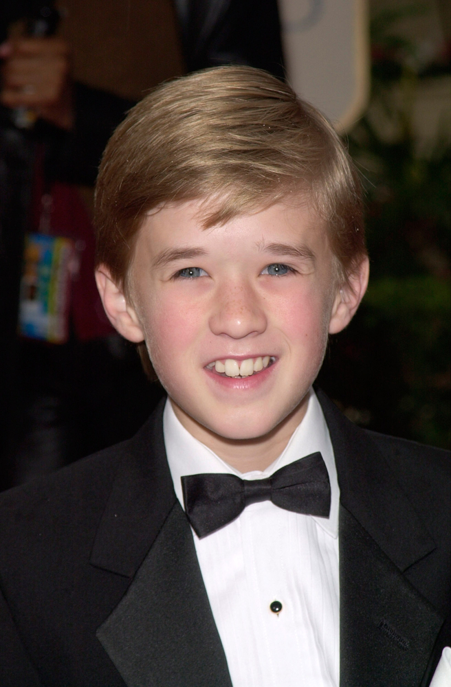 Haley Joel Osment sourit à la caméra. 