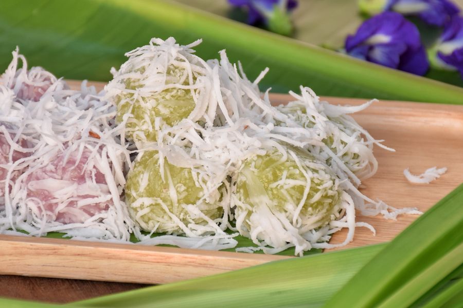 During the Thai New Year, Kanom Tom is a traditional sweet often prepared for offerings and welcoming guests. 