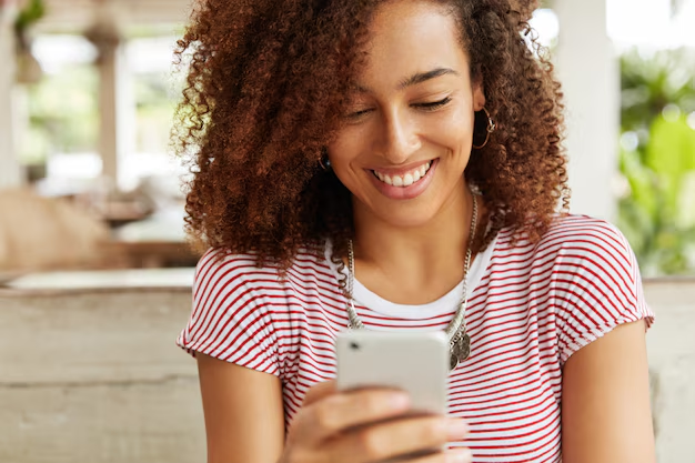 mulher feliz ao descobrir como ganhar seguidores no Instagram