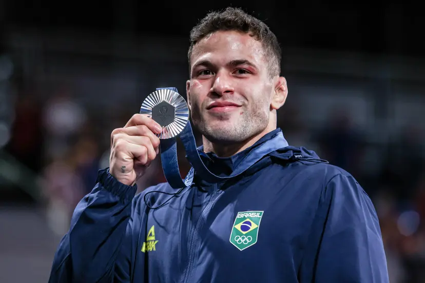 Willian Lima com a medalha de prata do judô, nas Olimpíadas de 2024, em Paris