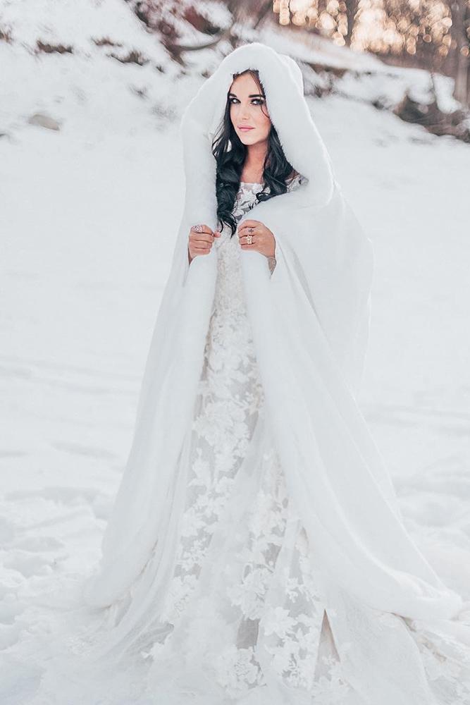 winter wedding photo ideas bride in wood joliefunkphoto