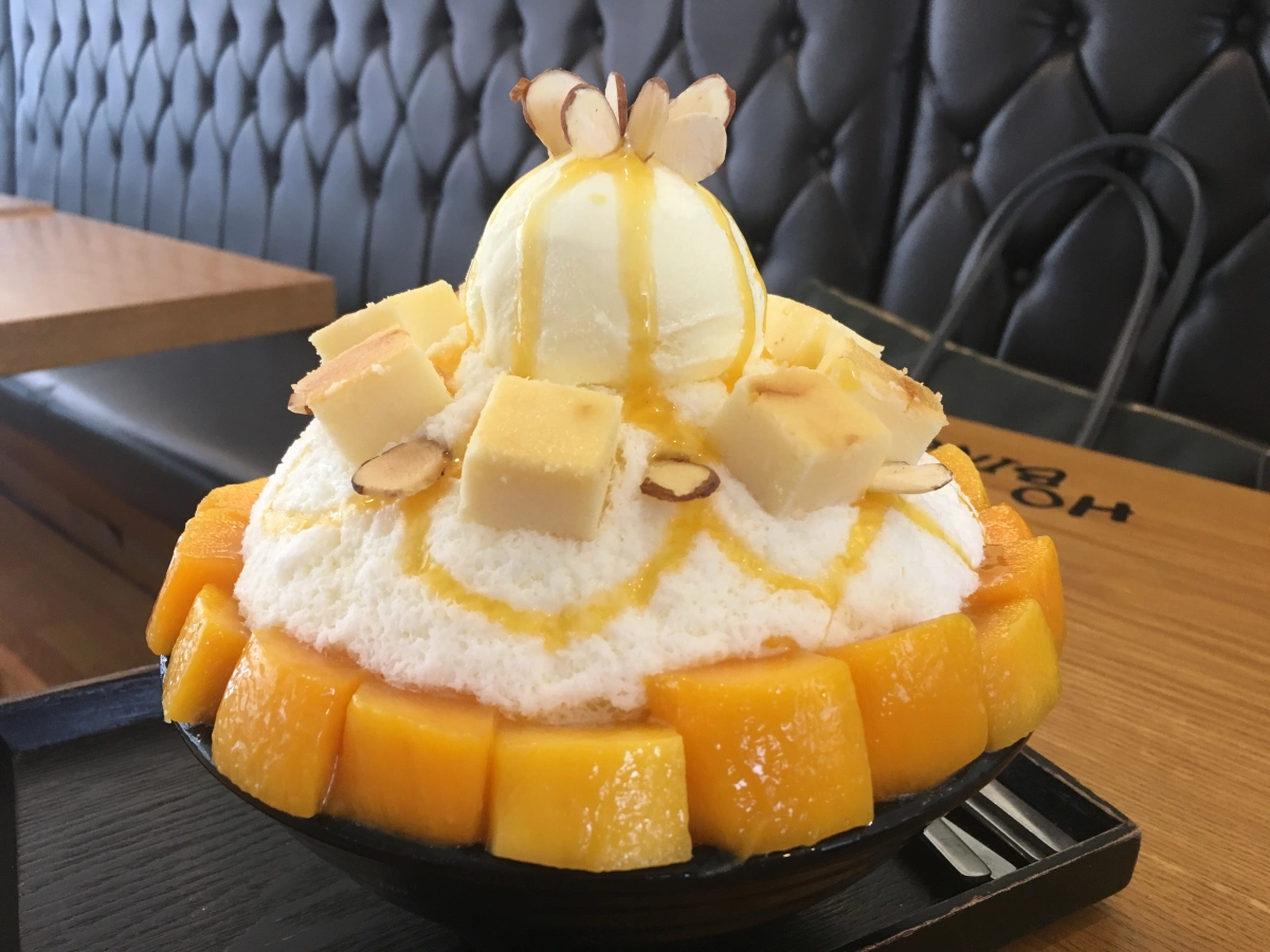 Vị ngọt của xoài chín, mát lạnh của đá bào và béo ngậy từ sữa đặc khiến bingsu xoài được nhiều người ưa thích