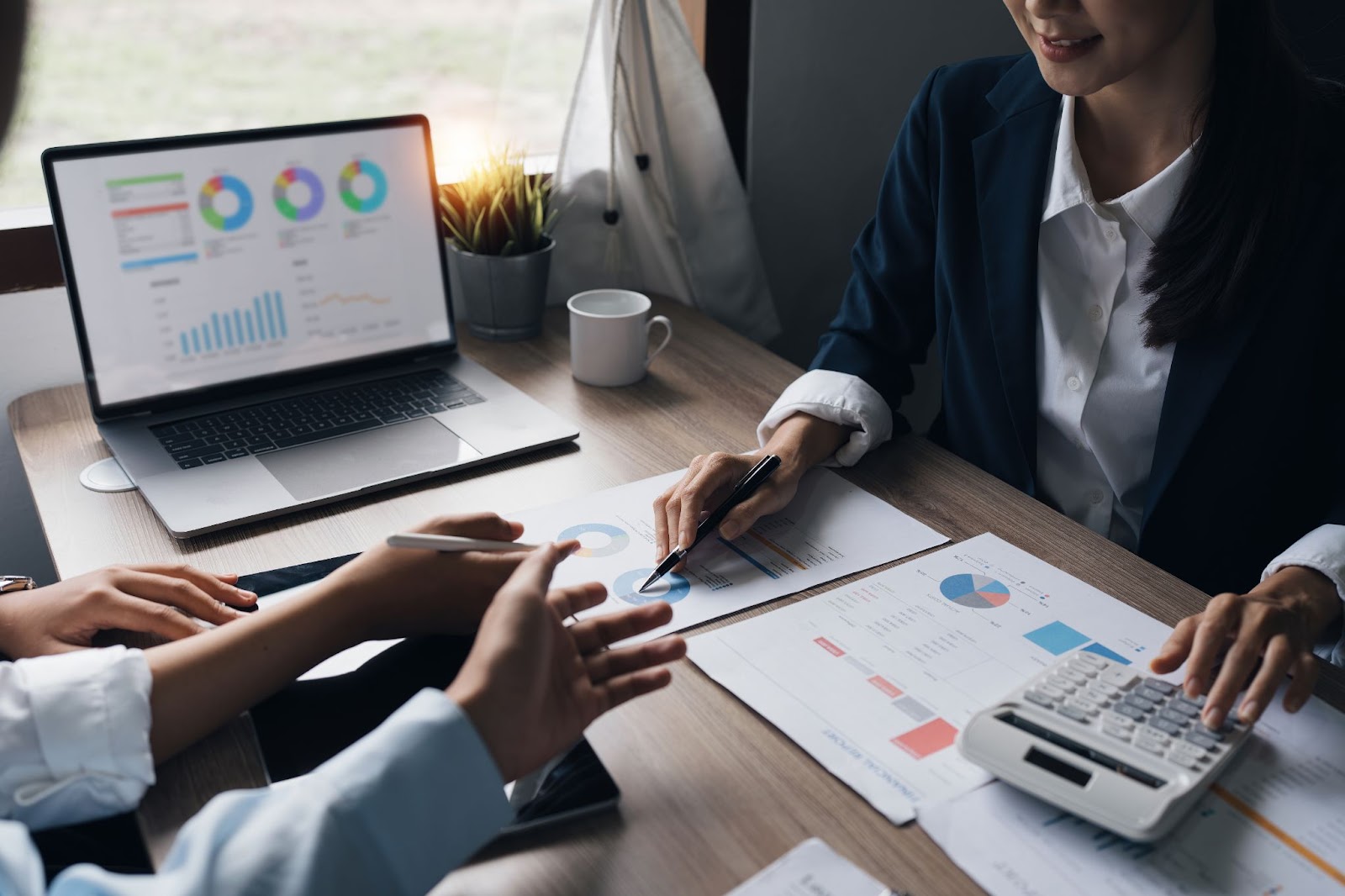 Equipe de negócios de sucesso. Análise do painel de dados corporativos por meio de brainstorming