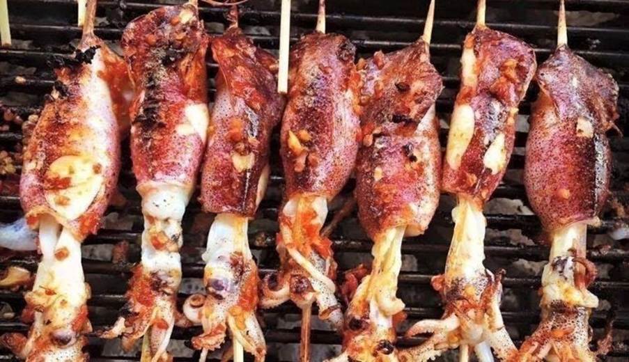 Mực trứng nướng sate. 