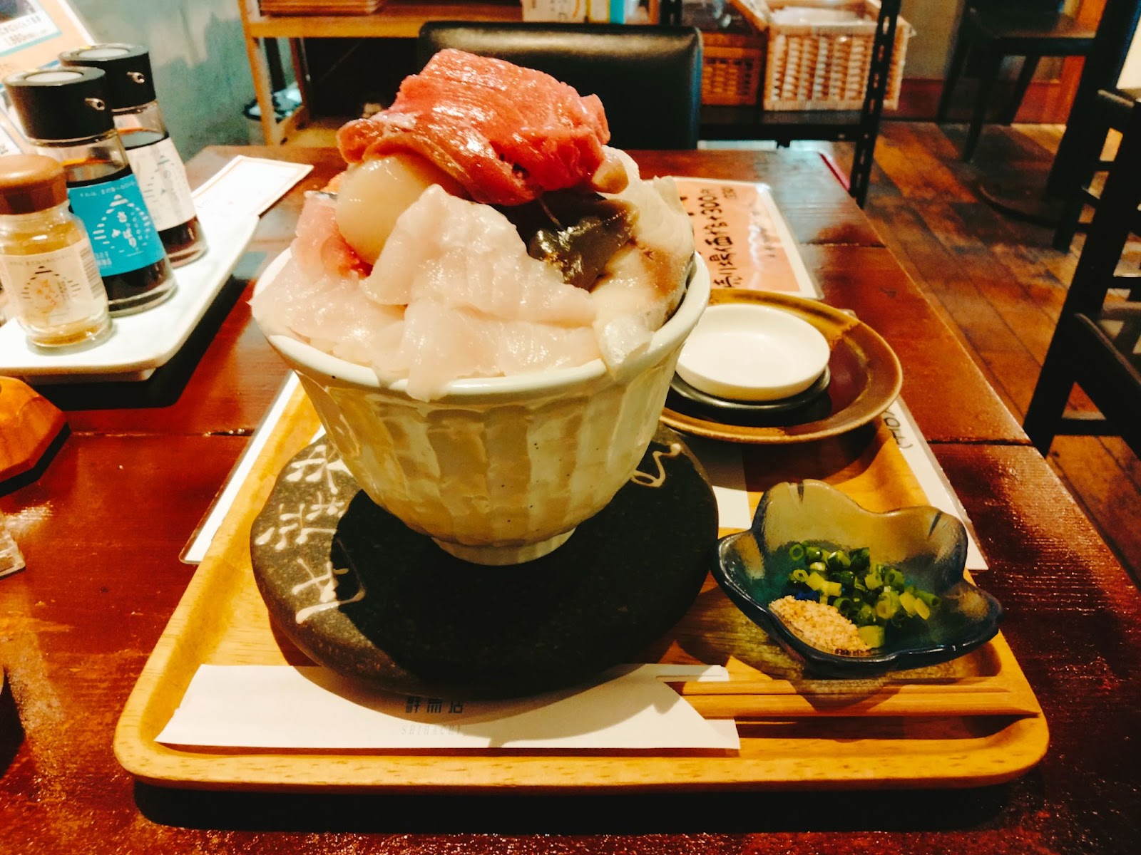 シハチ名物10種海鮮丼の写真