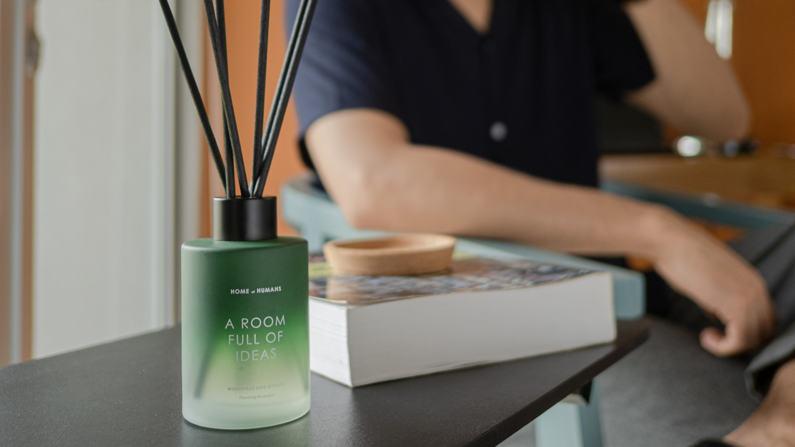 Reed diffuser dari Home of Humans varian A Room Full of Ideas