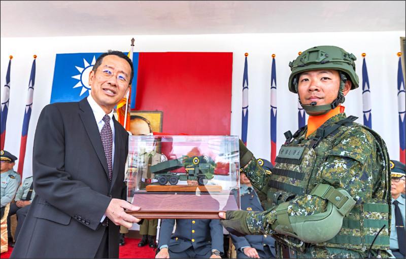 陸軍58砲指部飛彈連長將海馬士飛彈車模型呈獻給國防部長顧立雄。(國防部提供)