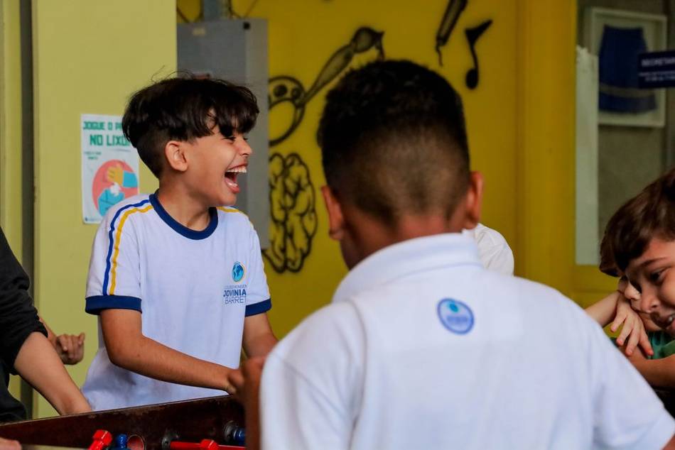 crianças se divertindo na escola