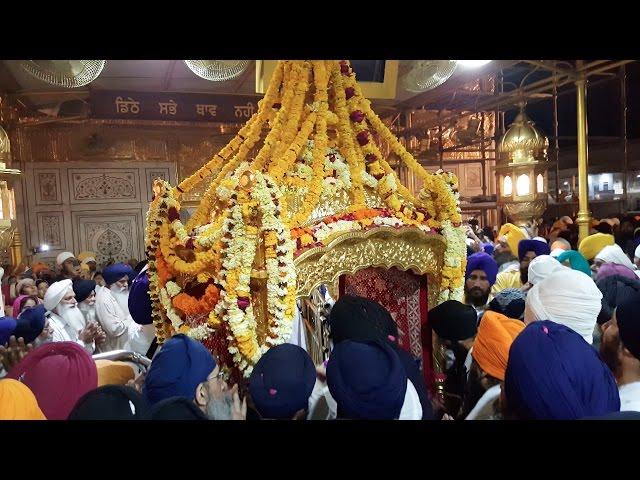 Sri Guru Granth Sahib Ji leaving for Parkash - Sachkhand Sri Harmandir  Sahib (4K) - YouTube