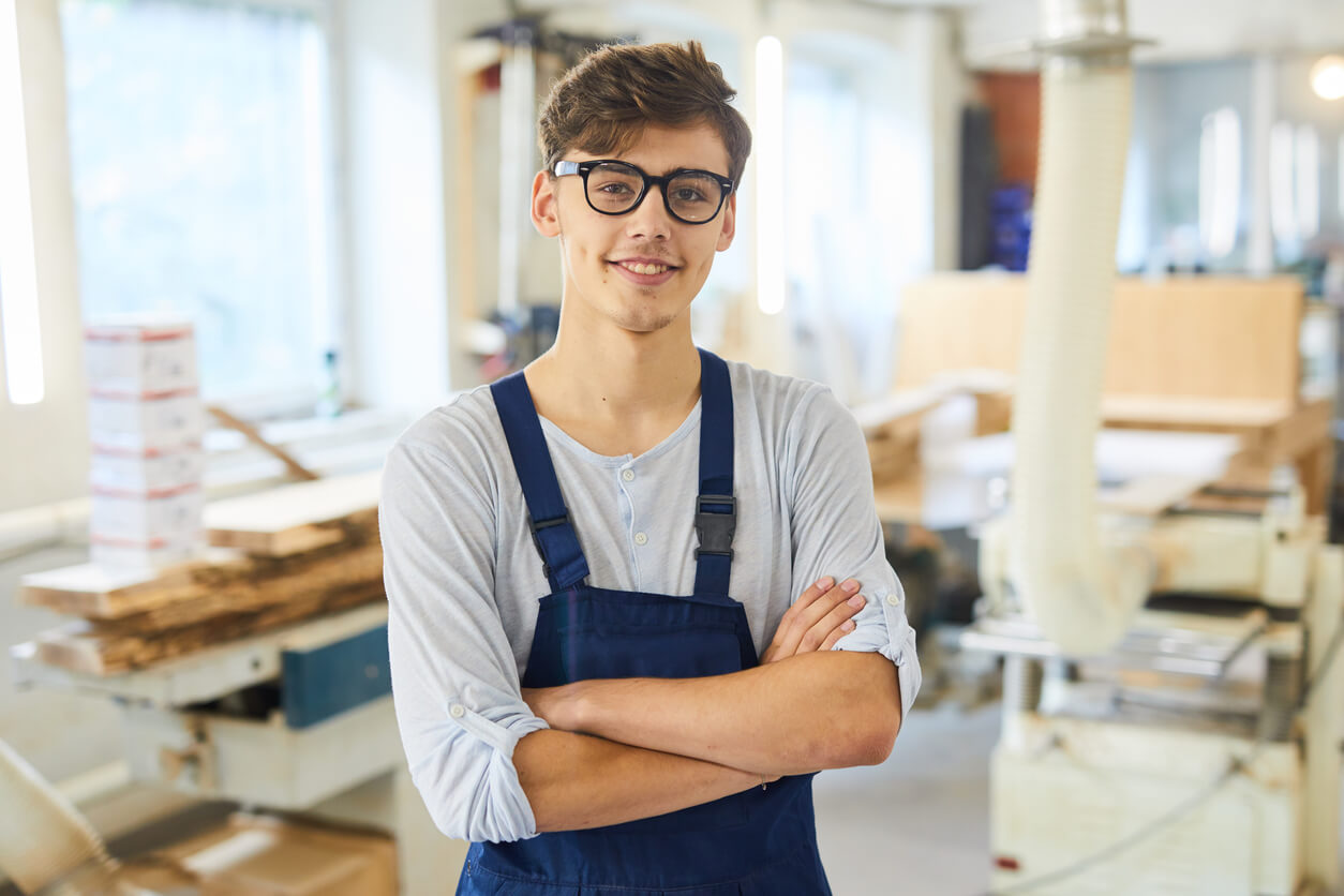 Photo d'un jeune homme au travail. Il a trouvé un job étudiant et peut financer ses études.