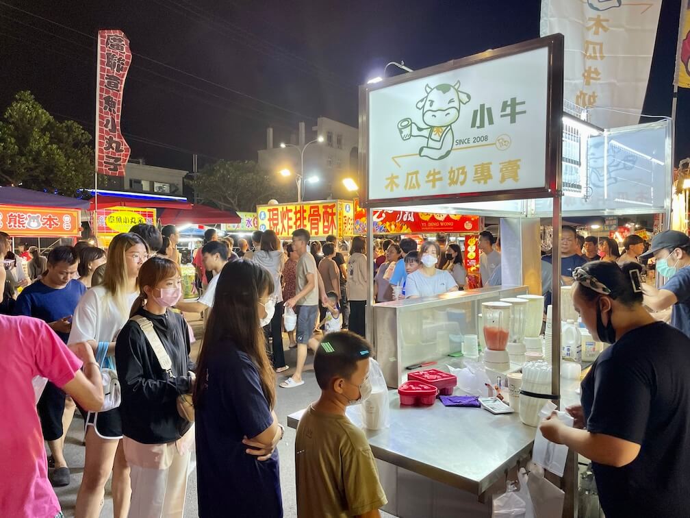 台中海線夜市-清水五權夜市必吃美食-小牛木瓜牛奶