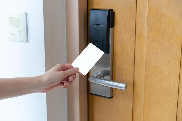 door-access-control-woman-hand-holding-white-mockup-key-card-lock-unlock-door-digital-door-lock_46370-2977.jpg (626×417)